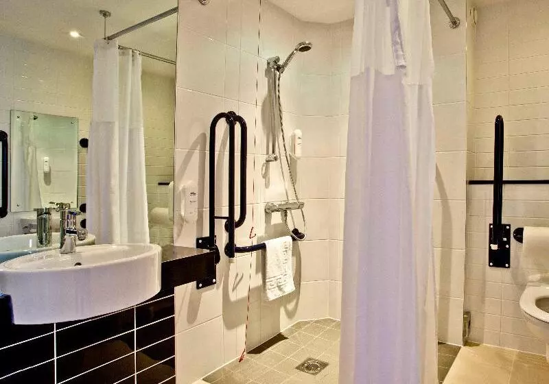 身障者適用スタンダードルーム, Holiday Inn Express Birmingham–south A45
