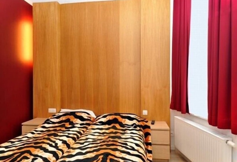 StandaardKamer, The Moon