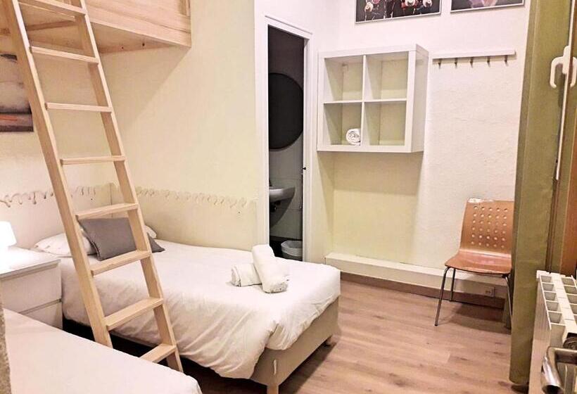 اتاق استاندارد سه تخته با سرویس بهداشتی مشترک, Itaca Hostel
