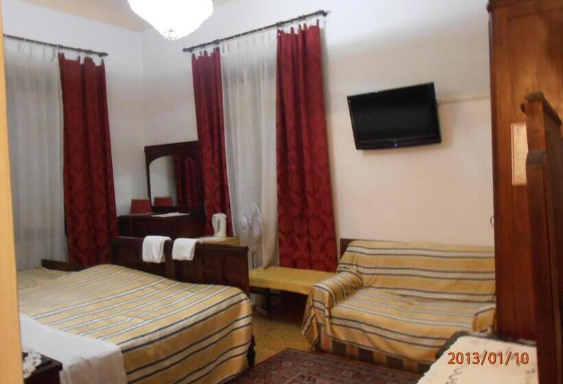 Quarto Triplo Standard Casa de Banho Partilhada, Souvenir