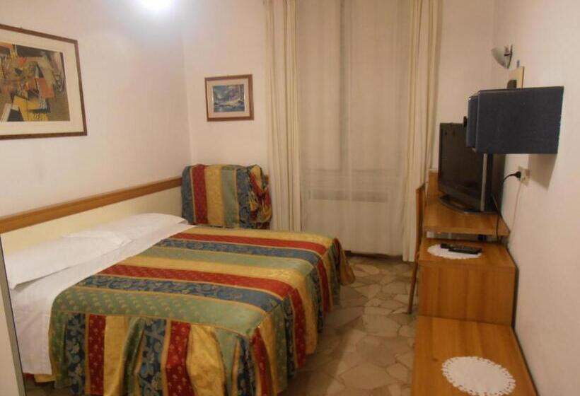 Quarto Triplo Standart, Souvenir