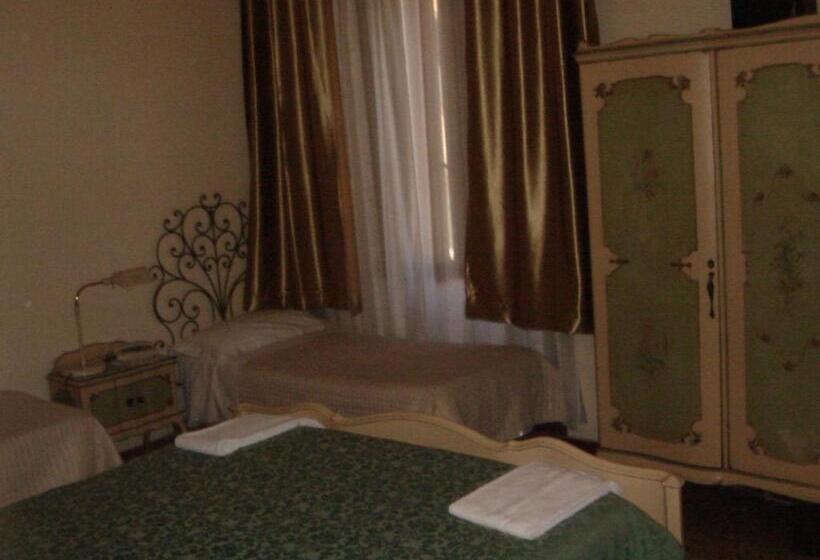 Quarto Quádruplo Standart Casa de Banho Partilhada, Souvenir