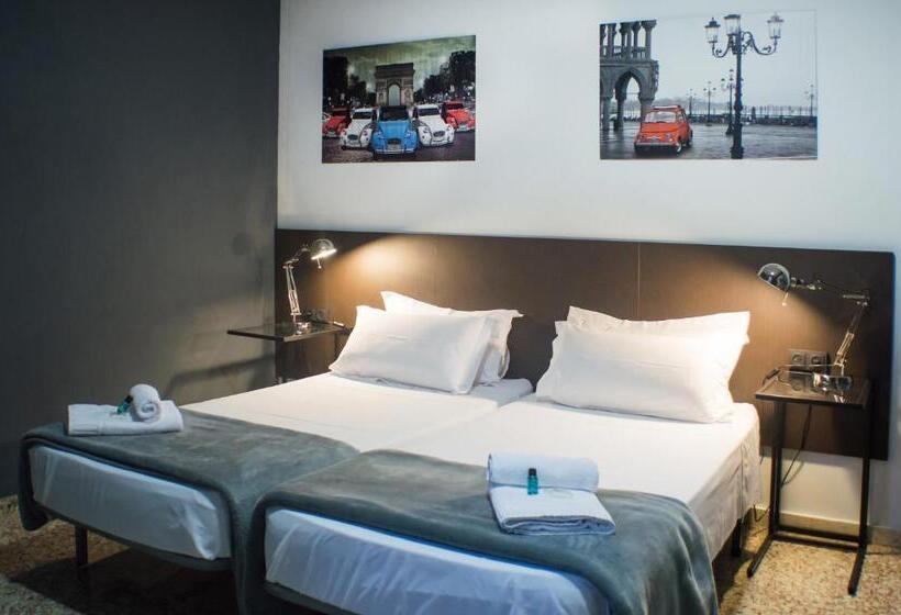 اتاق استاندارد با سرویس بهداشتی مشترک, Quart Youth Hostel & Apartments