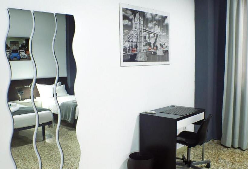 اتاق استاندارد سه تخته با سرویس بهداشتی مشترک, Quart Youth Hostel & Apartments