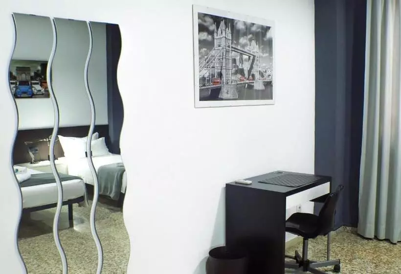 اتاق استاندارد سه تخته با سرویس بهداشتی مشترک, Quart Youth Hostel & Apartments