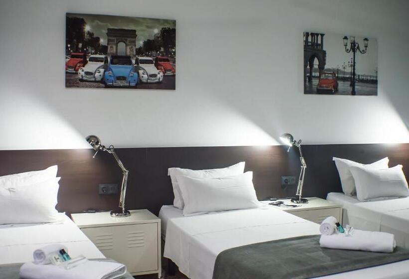 اتاق استاندارد سه تخته با سرویس بهداشتی مشترک, Quart Youth Hostel & Apartments