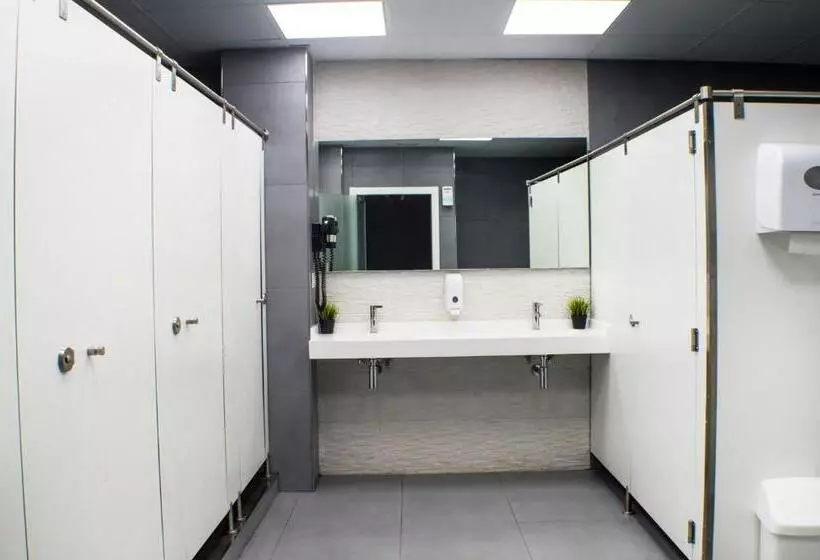 اتاق استاندارد سه تخته با سرویس بهداشتی مشترک, Quart Youth Hostel & Apartments