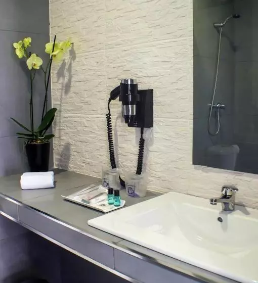 اتاق استاندارد سه تخته با سرویس بهداشتی مشترک, Quart Youth Hostel & Apartments