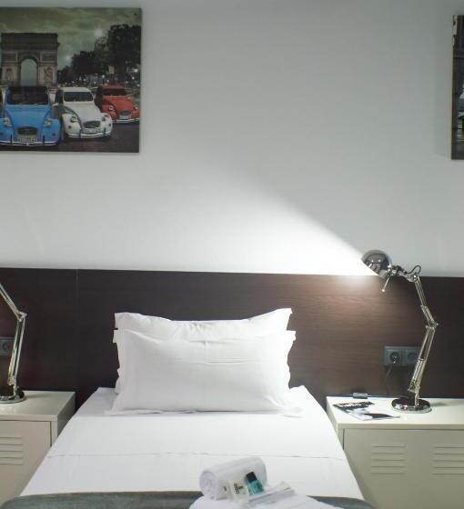 اتاق استاندارد چهارنفره با سرویس بهداشتی مشترک, Quart Youth Hostel & Apartments