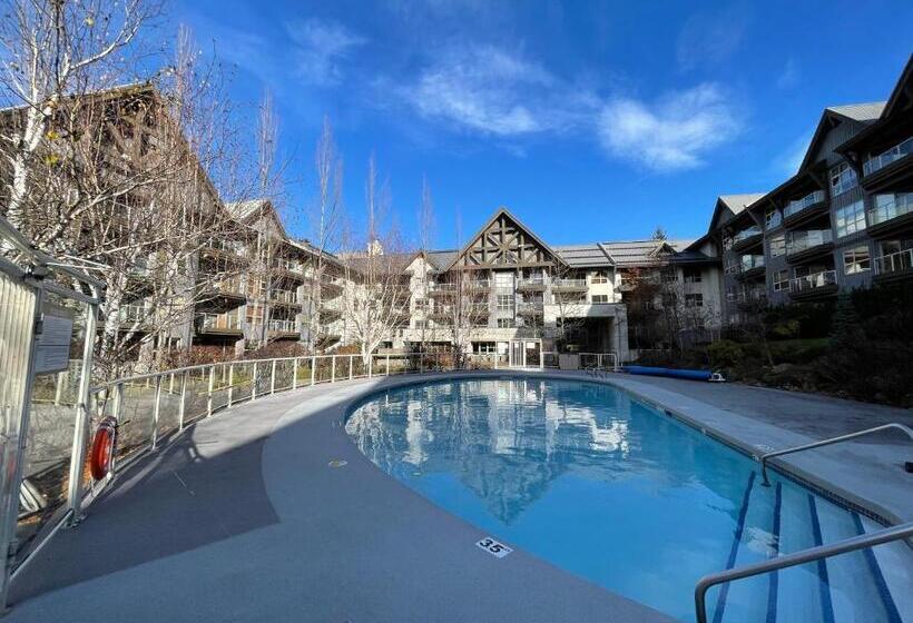 آپارتمان 1 خوابه با چشم‌انداز استخر, Best Ski In Ski Out Condo At Whistler