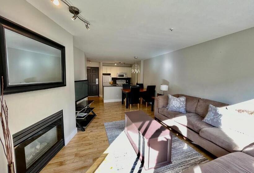 آپارتمان 1 خوابه با چشم‌انداز استخر, Best Ski In Ski Out Condo At Whistler