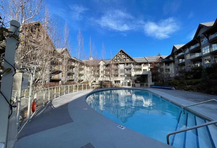 آپارتمان 1 خوابه با چشم‌انداز استخر, Best Ski In Ski Out Condo At Whistler