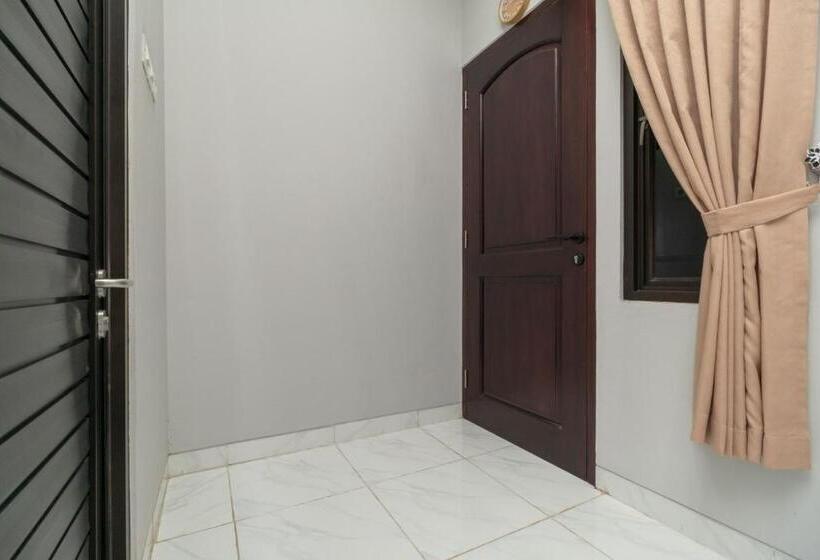 Standard-huone, Reddoorz Plus Near Jungeland Sentul