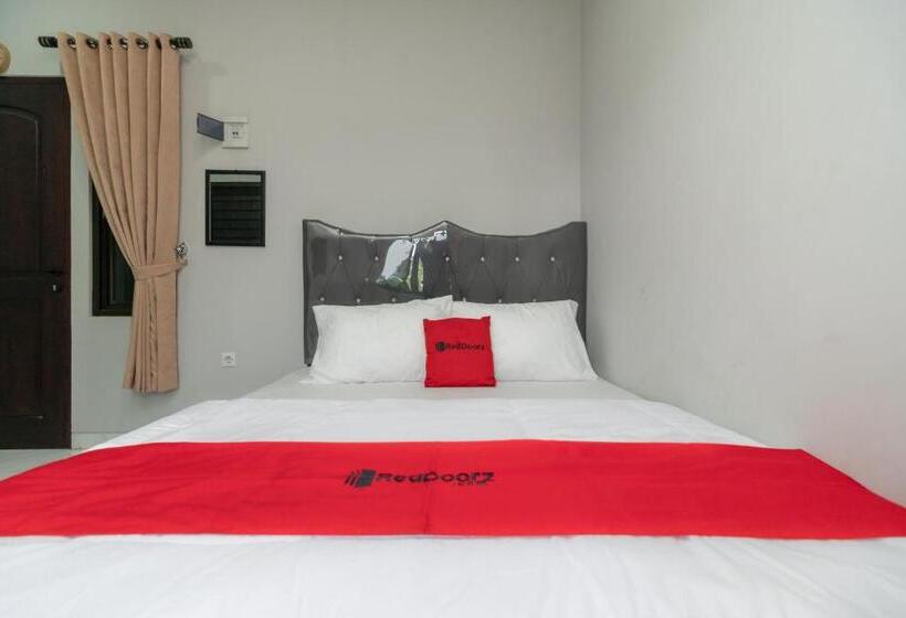 Standard-huone, Reddoorz Plus Near Jungeland Sentul