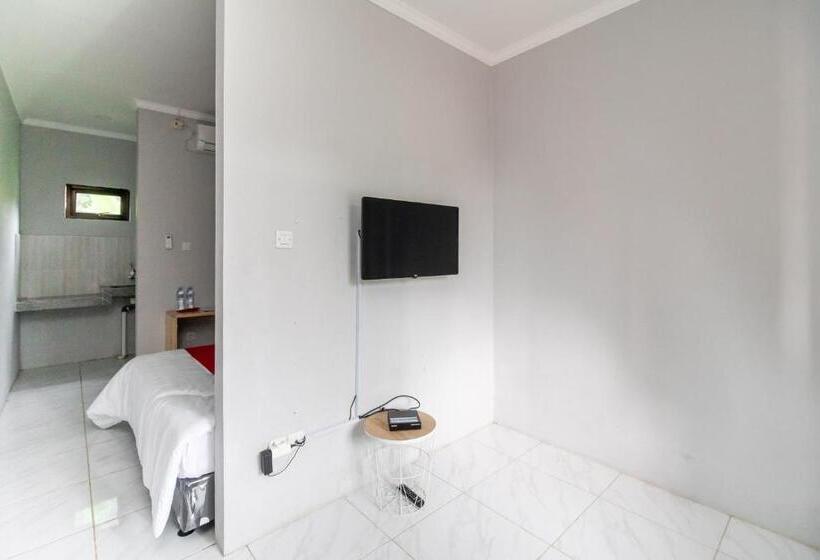 Superior-huone, Reddoorz Plus Near Jungeland Sentul