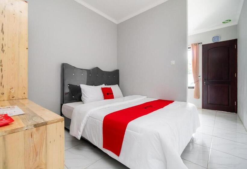Superior-huone, Reddoorz Plus Near Jungeland Sentul