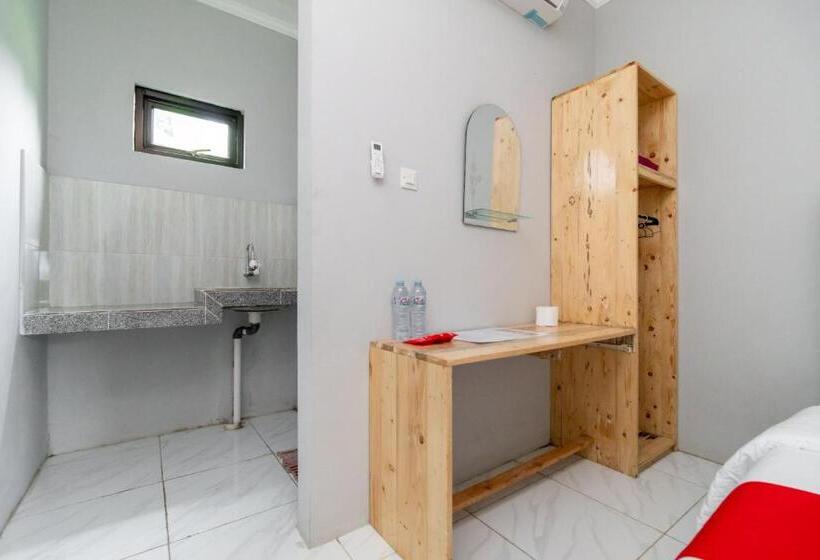 Superior-huone, Reddoorz Plus Near Jungeland Sentul