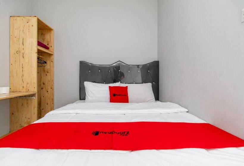 Superior-huone, Reddoorz Plus Near Jungeland Sentul
