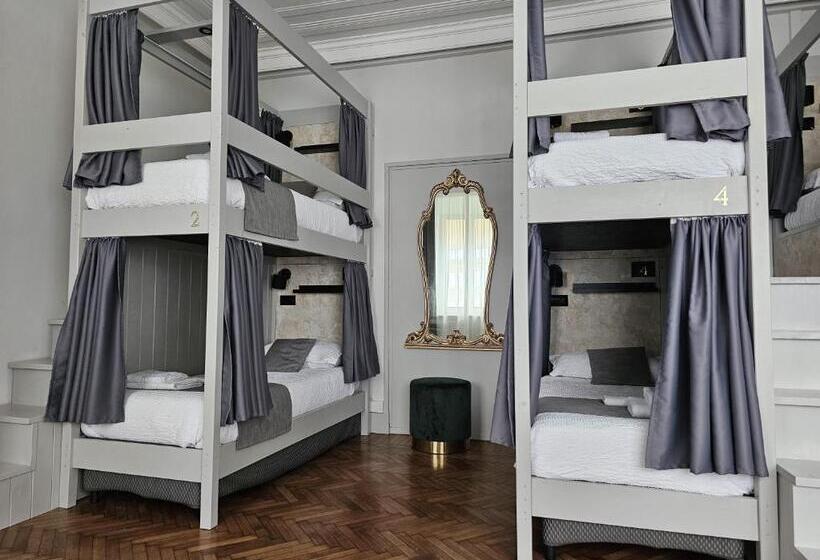 Lit en Chambre Commune, The Host   Web Check In