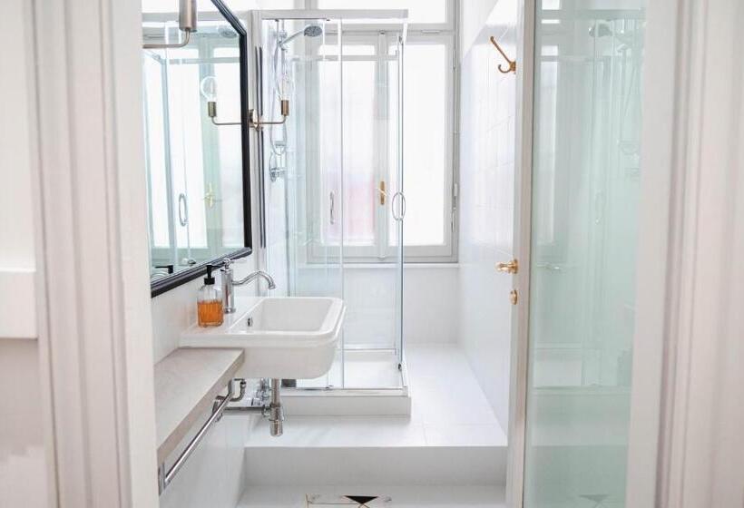 Lit en Chambre Commune, The Host   Web Check In