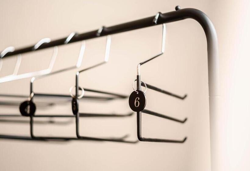 Lit en Chambre Commune, The Host   Web Check In