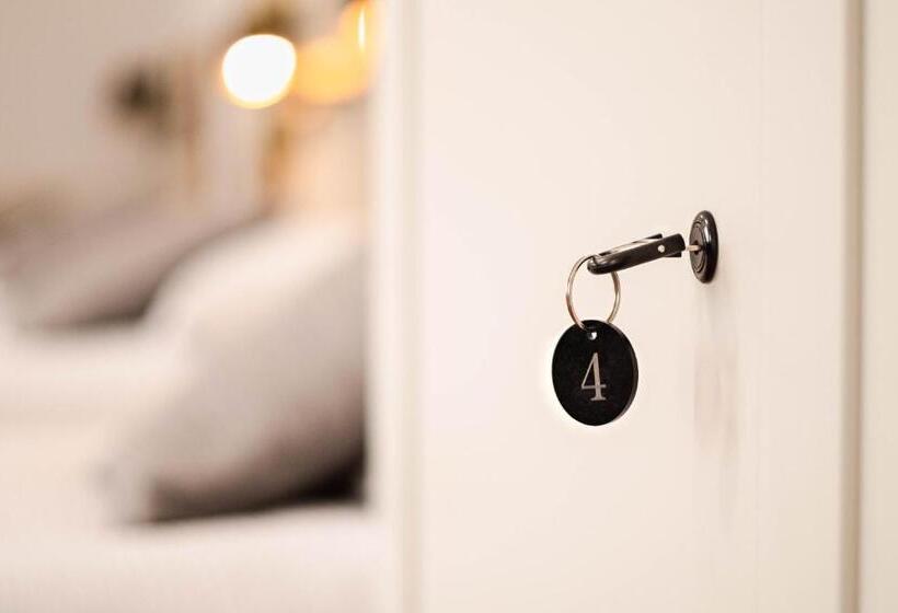 Lit en Chambre Commune, The Host   Web Check In