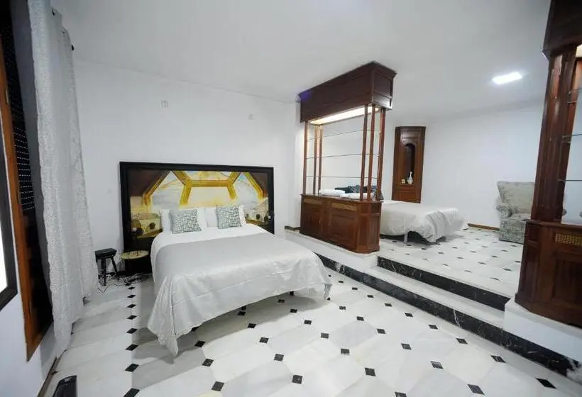 اتاق خانوادگی, San Basilio´s Red House
