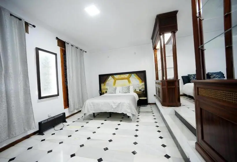 اتاق خانوادگی, San Basilio´s Red House