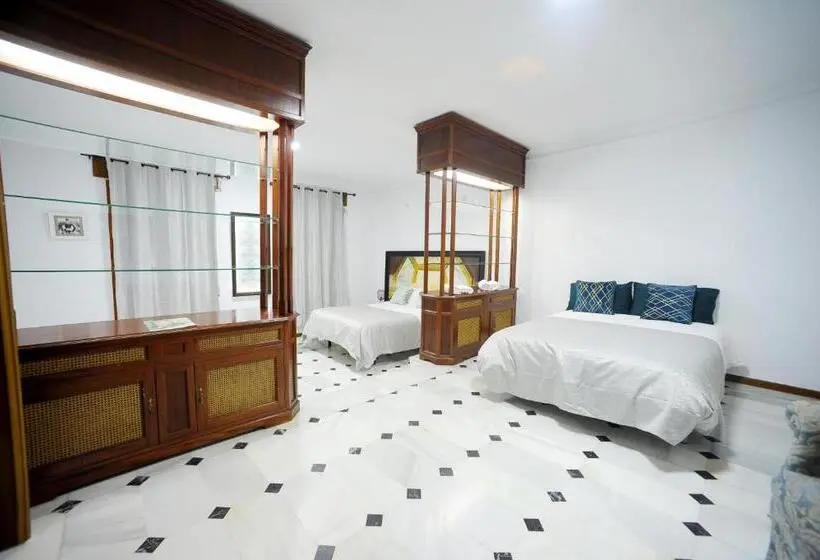 اتاق خانوادگی, San Basilio´s Red House