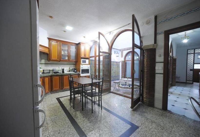 اتاق خانوادگی, San Basilio´s Red House