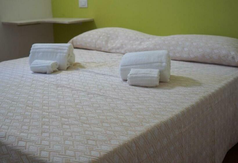 غرفة قياسية ثلاثية, Dimora Toscana