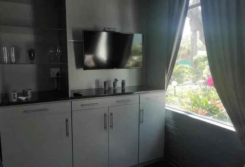 اتاق اجرایی با تخت بزرگ, Lindekroon Guest House