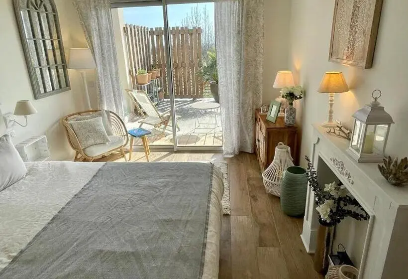 テラス付きスタンダードルーム, Maison D Hôtes De Charme Le Clos De La Fontaine Piscine & Spa