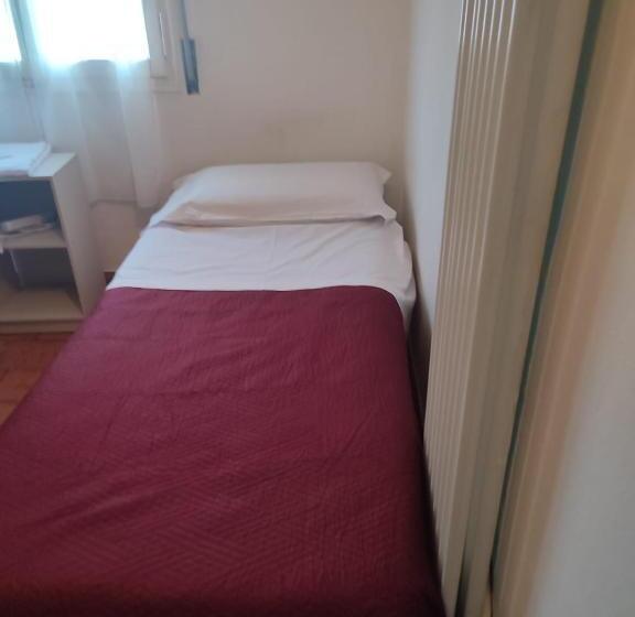 Ortak Banyolu Tek Kişilik Standart Oda, Italia