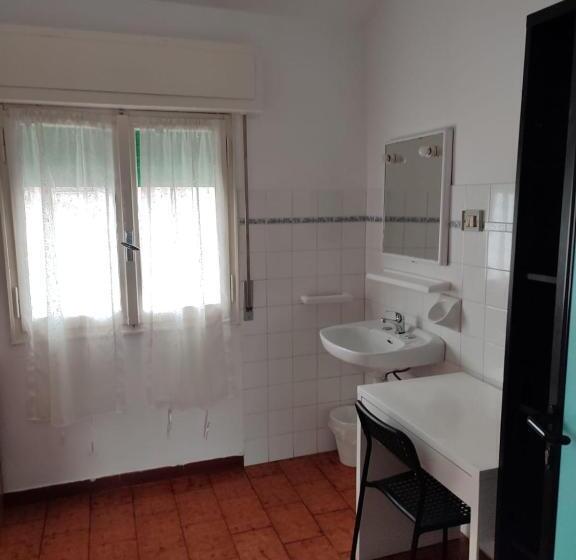 Ortak Banyolu Tek Kişilik Standart Oda, Italia