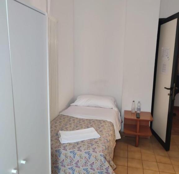 Ortak Banyolu Tek Kişilik Standart Oda, Italia