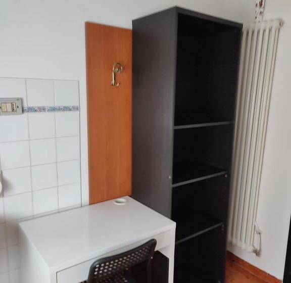 Ortak Banyolu Tek Kişilik Standart Oda, Italia