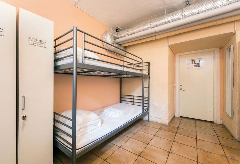 מיטה בחדר משותף, Nomad Cave