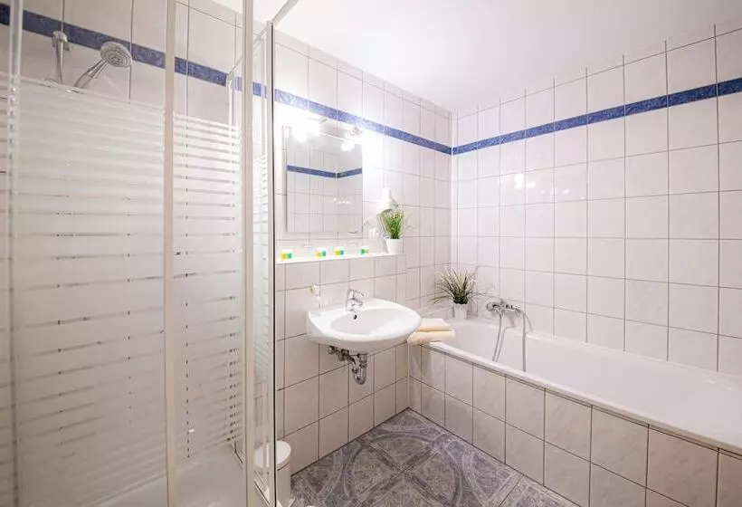 اتاق استاندارد چهار تخته, Europa Hotel Garni Free Parking