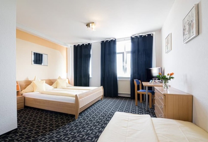Четырехместный Номер Стандарт, Europa Hotel Garni Free Parking