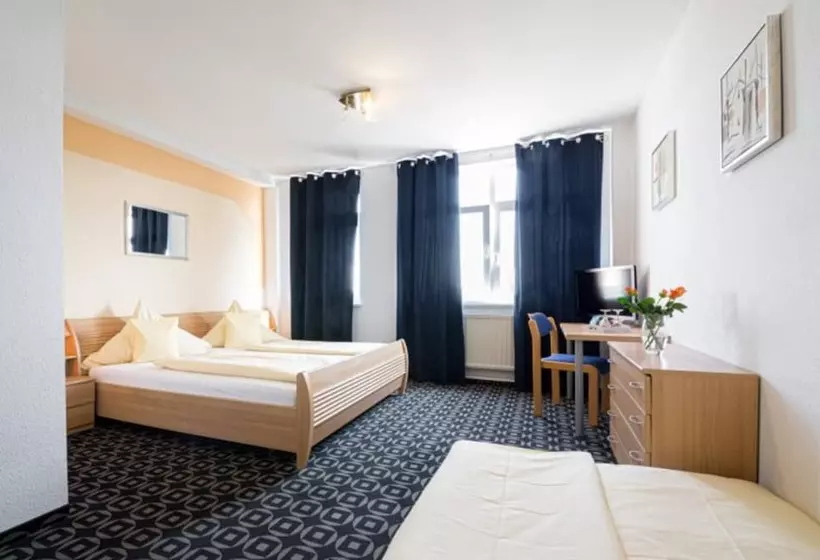 اتاق استاندارد چهار تخته, Europa Hotel Garni Free Parking
