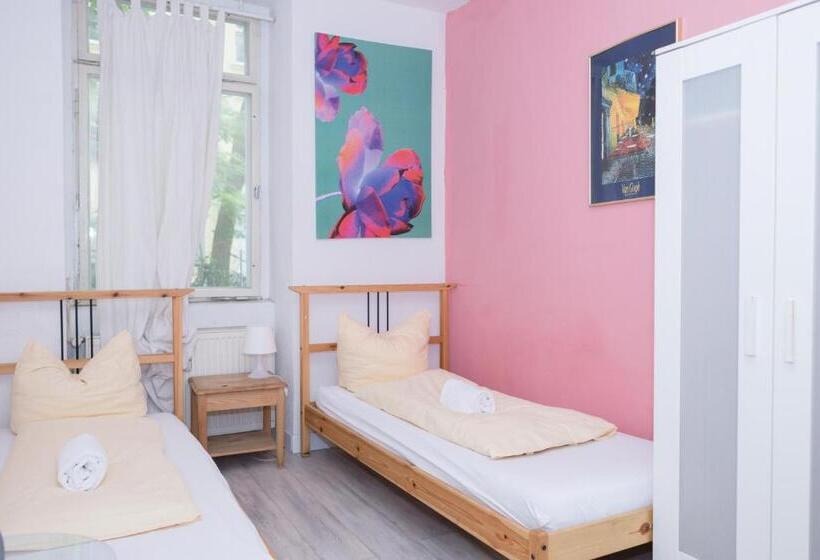 اتاق استاندارد با سرویس بهداشتی مشترک, Backpackerberlin