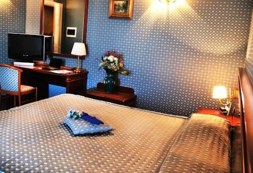 חדר סטנדרט לשלושה, La Fayette