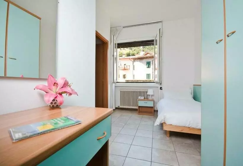 Standard Yhden Hengen Huone, Martinelli