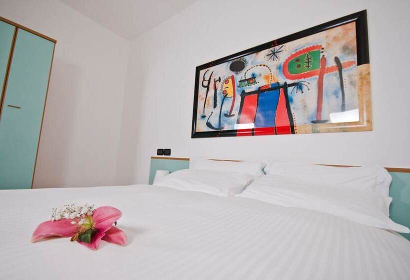 חדר סטנדרט לשלושה, Martinelli