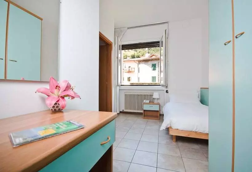 Standard Yhden Hengen Huone, Martinelli