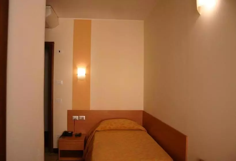 Standard Yhden Hengen Huone, Moro Freoni