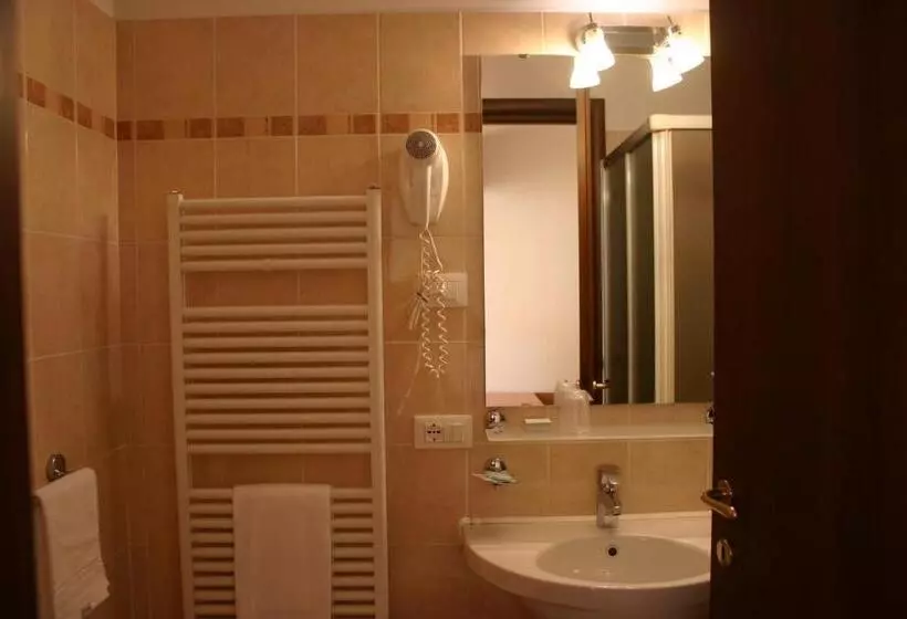 Standard Yhden Hengen Huone, Moro Freoni