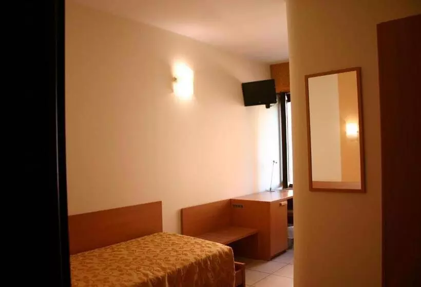 Standard Yhden Hengen Huone, Moro Freoni