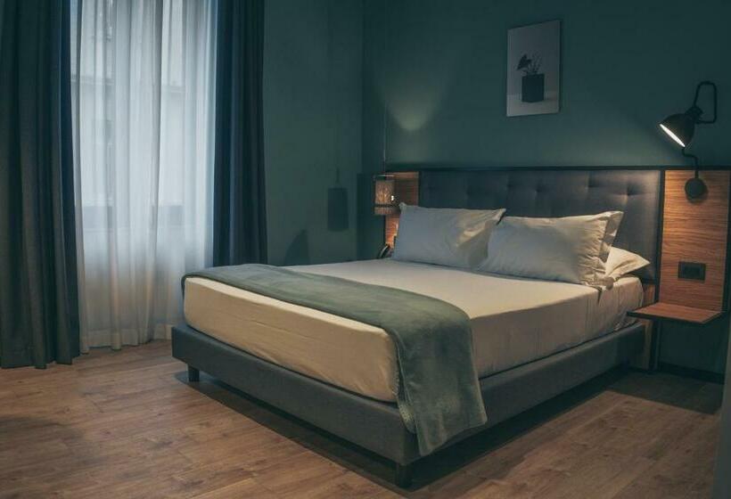 اتاق استاندارد, The Poet